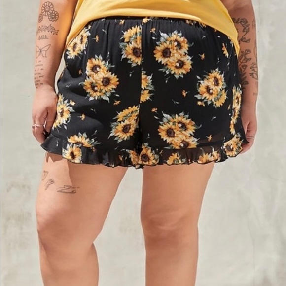 TORRID Sunflower Shorts 2 - Picture 2 of 3